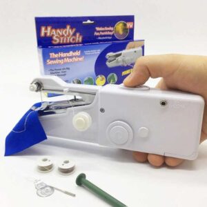 Machine à coudre portative compacte idéale pour débutants et petits projets de couture. Facile à utiliser, légère et pratique pour coudre rapidement à la maison ou en déplacement.