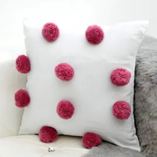 Coussin à pompons