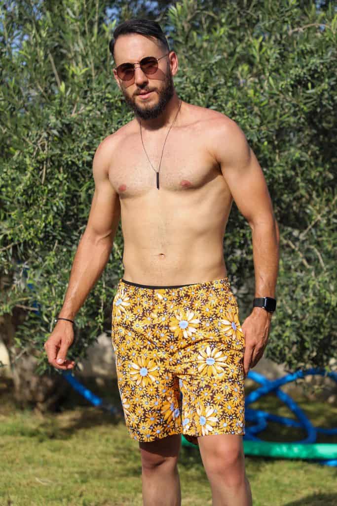 Doté d'un imprimé jaune à fleurs, ce short de bain signé Veellon possède une coupe droite, avec un cordon de serrage élastiquée à la taille et une étiquette à logo dans le dos. Doté d'un imprimé jaune à fleurs, ce short de bain signé Veellon possède une coupe droite, avec un cordon de serrage élastiquée à la taille et une étiquette à logo dans le dos.