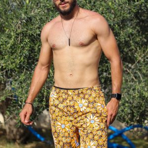 Doté d'un imprimé jaune à fleurs, ce short de bain signé Veellon possède une coupe droite, avec un cordon de serrage élastiquée à la taille et une étiquette à logo dans le dos.