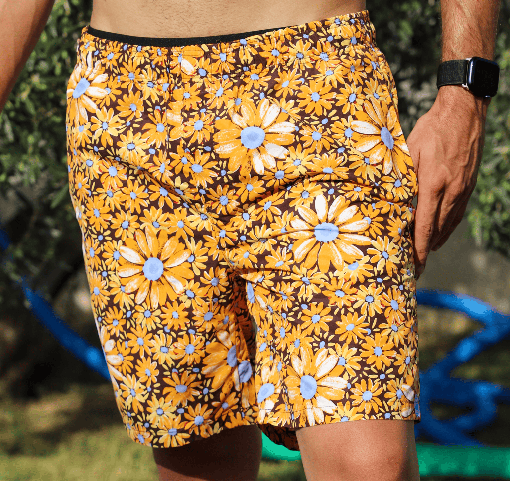 Doté d'un imprimé jaune à fleurs, ce short de bain signé Veellon possède une coupe droite, avec un cordon de serrage élastiquée à la taille et une étiquette à logo dans le dos. Doté d'un imprimé jaune à fleurs, ce short de bain signé Veellon possède une coupe droite, avec un cordon de serrage élastiquée à la taille et une étiquette à logo dans le dos.