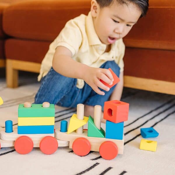 Jouets de blocs de bois de train en mouvement