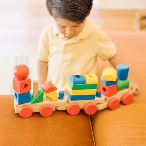 Jouets de blocs de bois de train en mouvement