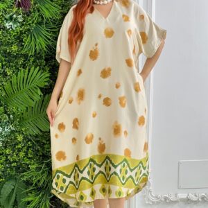 Robe beige à pois moutarde avec bordure géométrique verte