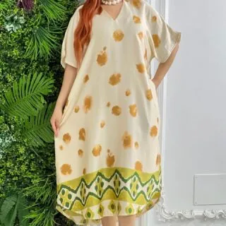 Robe beige à pois moutarde avec bordure géométrique verte