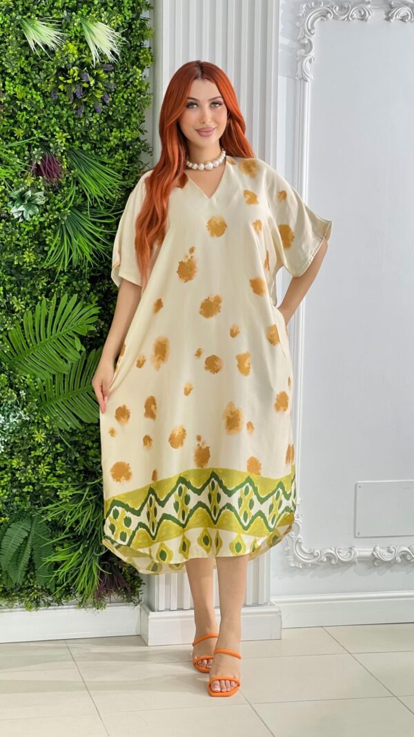 Robe beige à pois moutarde avec bordure géométrique verte