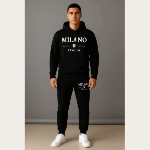 Ensemble homme Milano Italia : sweatshirt à capuche 100% coton et pantalon jogger en molleton. Coupe regular confortable, logo MILANO • ITALIA imprimé, idéal pour un look sport chic au quotidien. Entretien facile – à porter avec des baskets blanches.