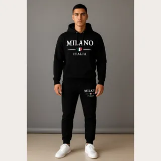Ensemble homme Milano Italia : sweatshirt à capuche 100% coton et pantalon jogger en molleton. Coupe regular confortable, logo MILANO • ITALIA imprimé, idéal pour un look sport chic au quotidien. Entretien facile – à porter avec des baskets blanches.