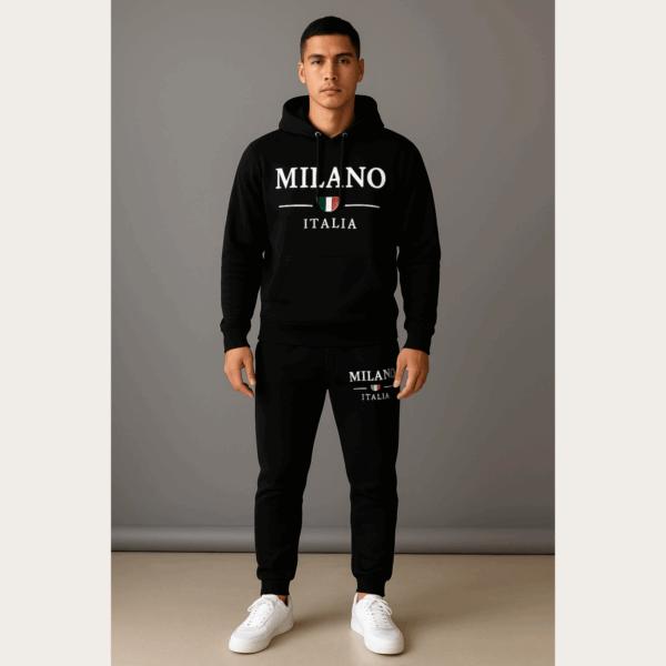 Ensemble homme Milano Italia : sweatshirt à capuche 100% coton et pantalon jogger en molleton. Coupe regular confortable, logo MILANO • ITALIA imprimé, idéal pour un look sport chic au quotidien. Entretien facile – à porter avec des baskets blanches.
