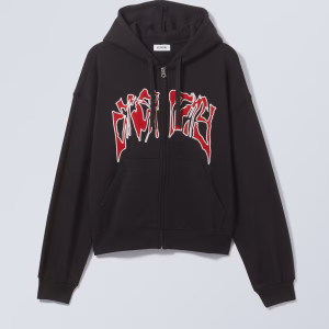 Un classique indémodable ! Ce sweat à capuche noir Weekday est un indispensable de votre garde-robe : une coupe moderne, un tissu doux et résistant, et un look minimaliste qui s'accorde avec toutes vos tenues.