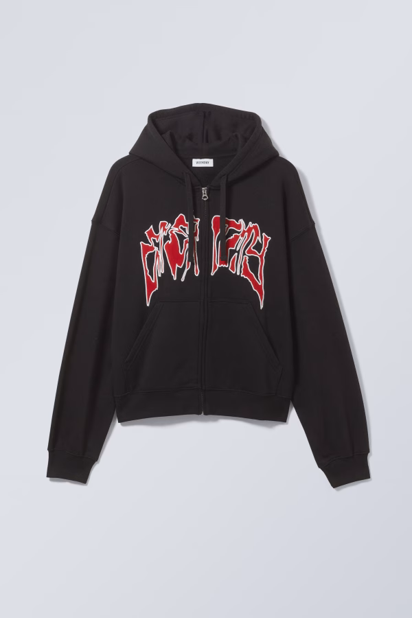 Un classique indémodable ! Ce sweat à capuche noir Weekday est un indispensable de votre garde-robe : une coupe moderne, un tissu doux et résistant, et un look minimaliste qui s'accorde avec toutes vos tenues.