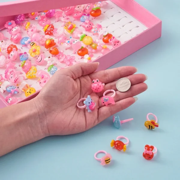 Coffret 36 bagues fantaisie pour filles en boîte cœur rose