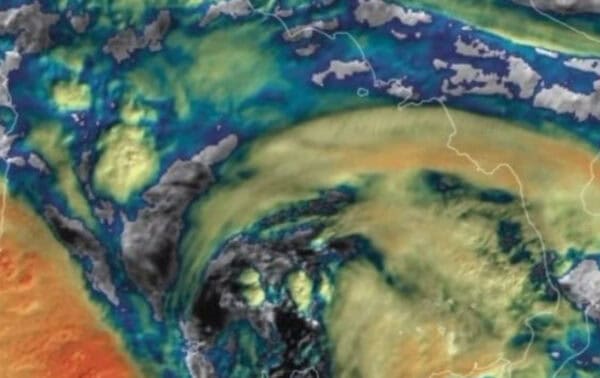 عاصفة «هاري» تضرب قلب المتوسّط: أمطار غزيرة ورياح عاتية بين تونس وإيطاليا
