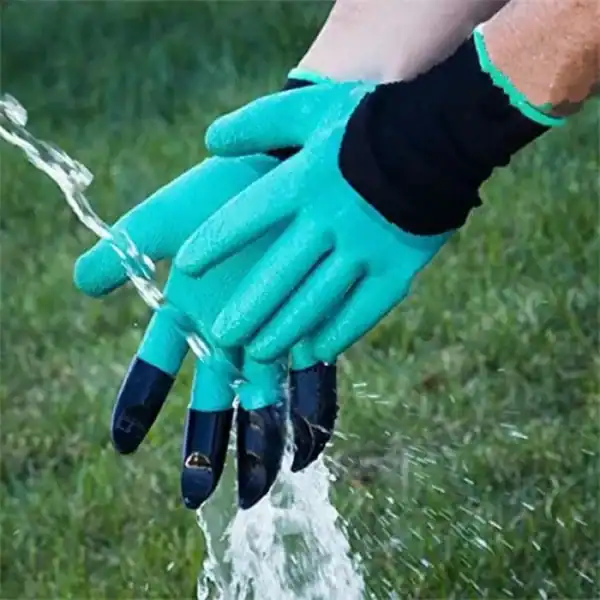 Gants de jardinage en caoutchouc résistants à l'eau, idéaux pour protéger les mains lors de l'arrosage ou des travaux extérieurs.