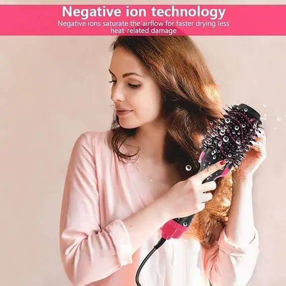 Femme utilisant un sèche-cheveux électrique avec technologie ionique négative pour un brushing sans frisottis, chez Petits Prix Tunisie.