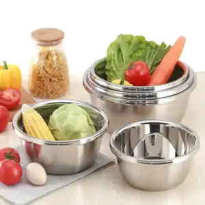 Set de 5 bols en inox 18/10 pour la cuisine et la préparation alimentaire. Parfaits pour mélanger, servir ou stocker vos ingrédients frais et légumes.