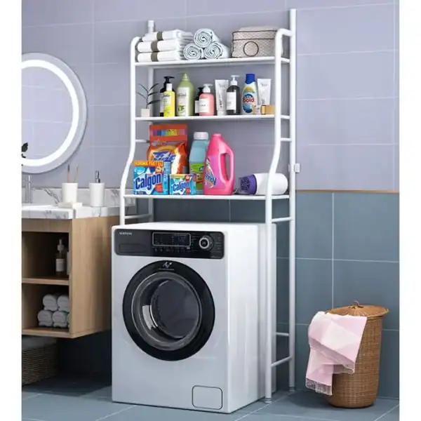 Balcon ou buanderie avec étagère de rangement pour machine à laver, idéale pour organiser produits de nettoyage, serviettes et accessoires dans un espace compact.