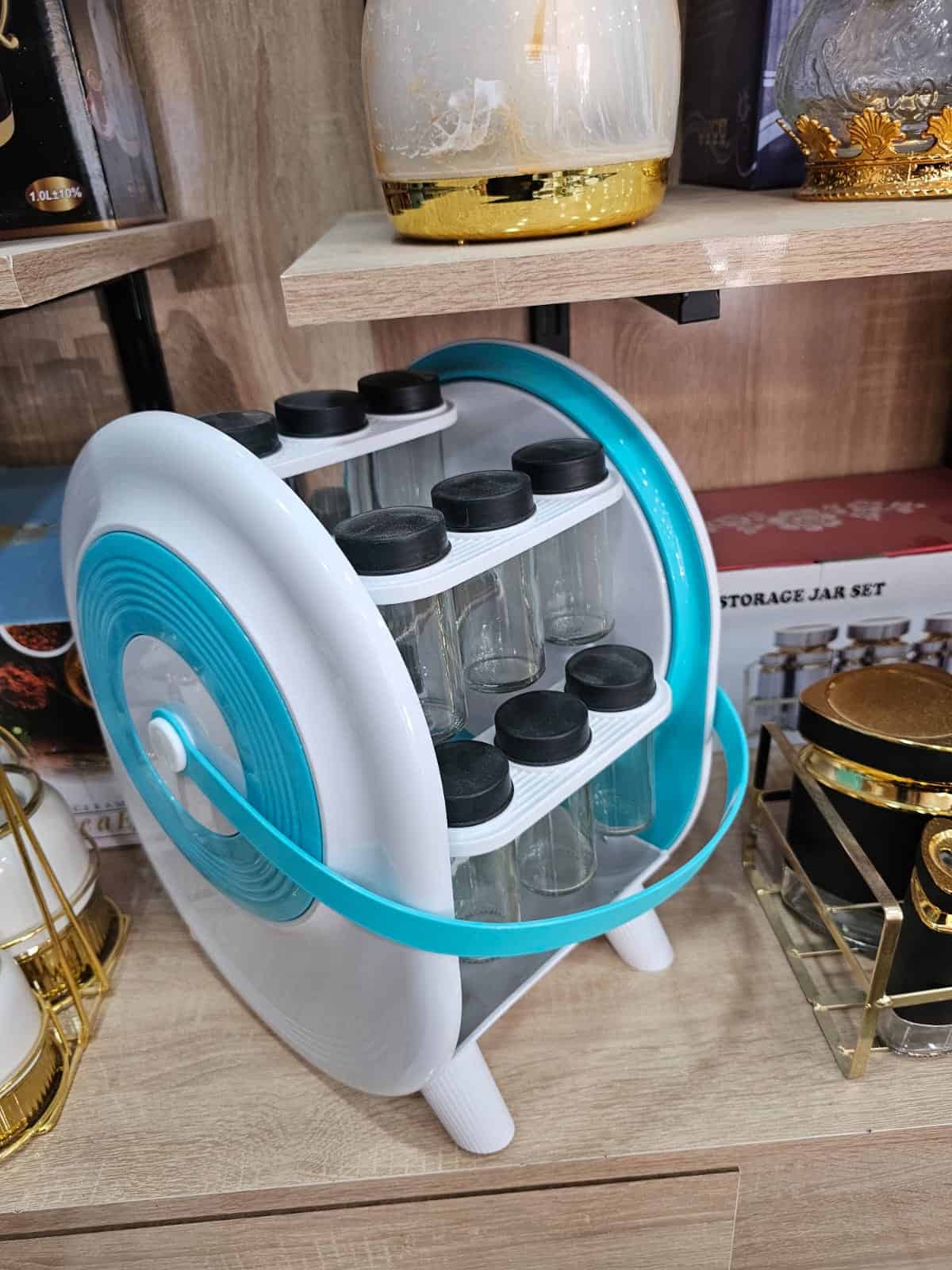 Support rotatif pour épices avec contenants en verre, idéal pour organiser votre cuisine avec style. Facile à utiliser, pratique pour ranger et accéder rapidement à vos épices préférées.