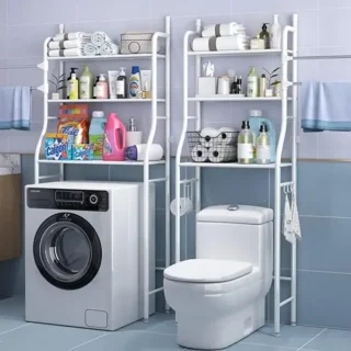 Étagère de rangement pour machine à laver avec espace pour produits ménagers et accessoires, optimisant l'organisation dans la buanderie.