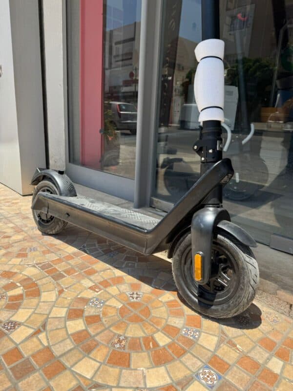 Trottinette électrique pliable 350W avec autonomie de 25 km et vitesse maximale de 25 km/h, idéale pour les déplacements urbains rapides et écologiques en Tunisie.
