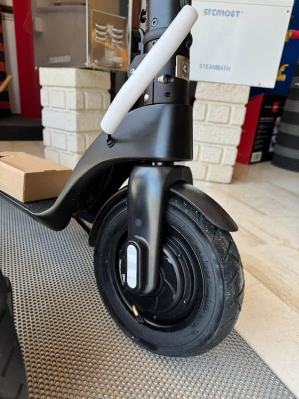 Trottinette électrique pliable 350W avec autonomie de 25 km et vitesse maximale de 25 km/h, idéale pour les déplacements urbains.