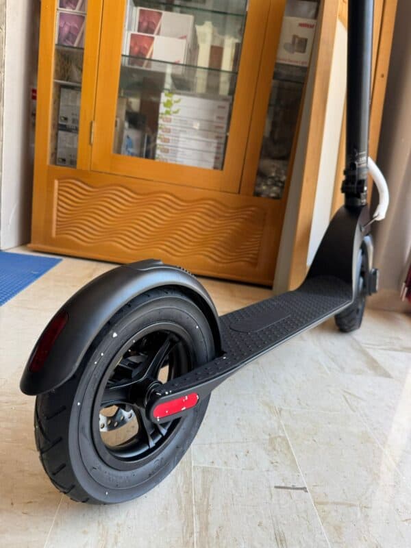 Trottinette électrique pliable 350W avec autonomie de 25 km et vitesse maximale de 25 km/h, idéale pour déplacements urbains pratiques et écologiques.