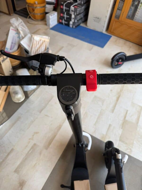 Vue de la poignée et du tableau de bord d'une trottinette électrique pliable 350W, idéale pour la mobilité urbaine avec autonomie de 25 km et vitesse de 25 km/h.