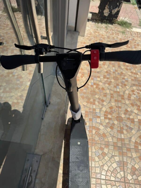 Trottinette électrique pliable 350W avec autonomie de 25 km et vitesse maximale de 25 km/h, idéale pour les déplacements urbains rapides et écologiques.