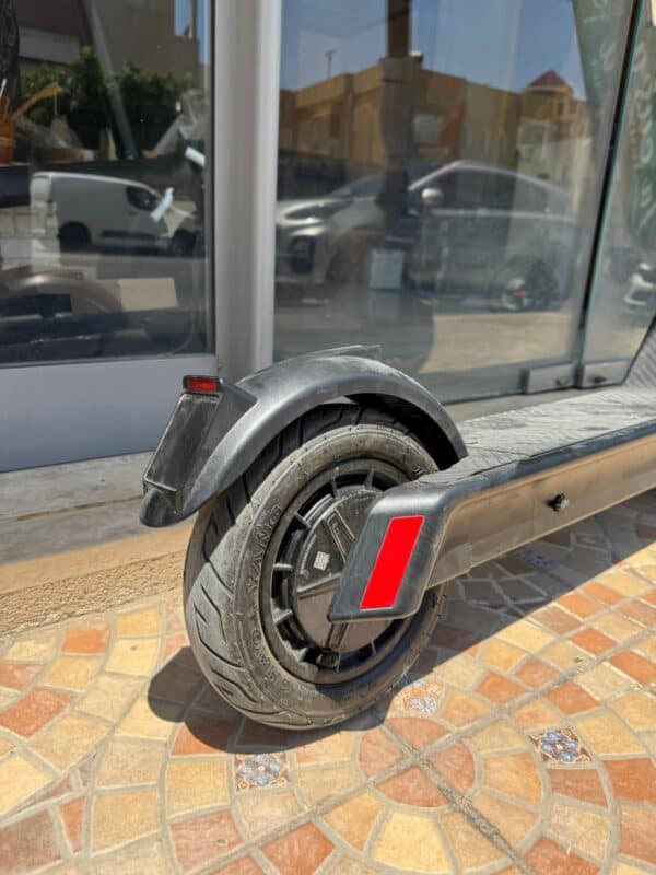 Trottinette électrique pliable avec roue avant robuste, idéale pour déplacements urbains, autonomie jusqu'à 25 km, vitesse maximale de 25 km/h, parfaite pour la mobilité en Tunisie.